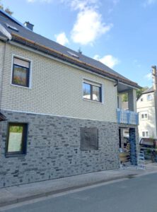 Renovia Komplettsanierer Bau Sanierung Renovierung Projekt Haus Fassade